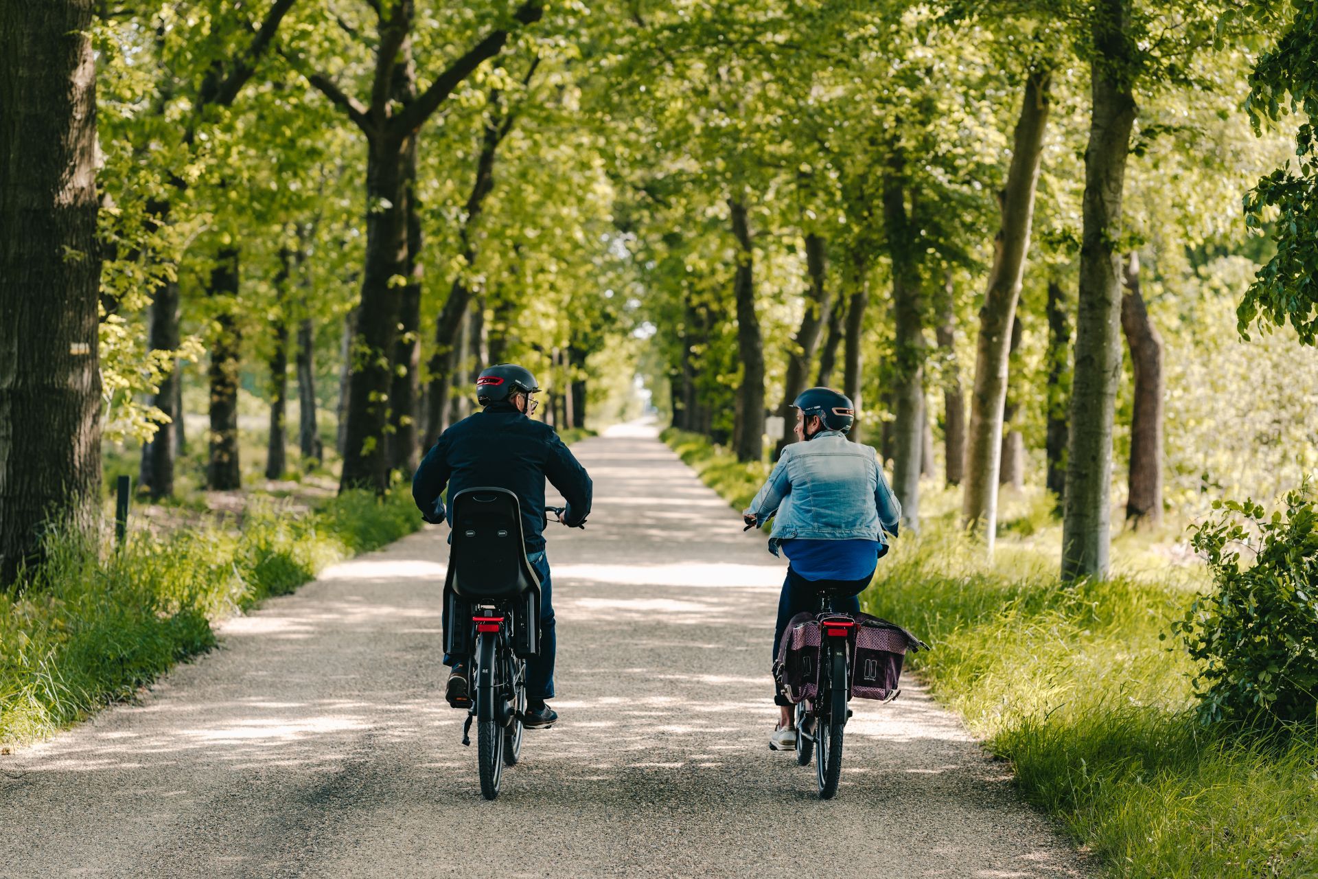 Mensen op elektrische fiets in het bos