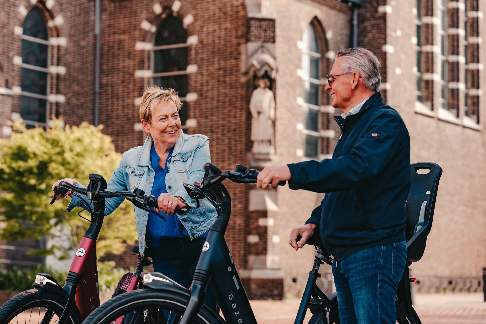 Koppel op elektrische fietsen in de stad