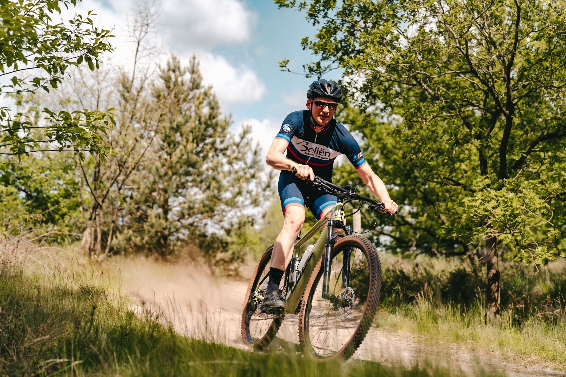 Mountainbiker in het bos
